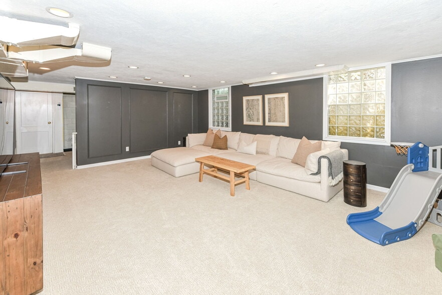 Building Photo - 5939 Gladden Dr