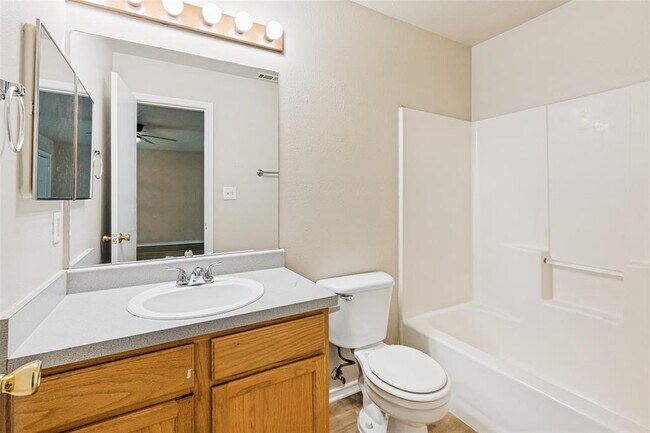 Building Photo - 945-947-947 Sagewood Trail