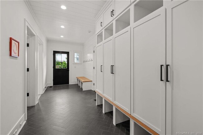 Building Photo - 6 Outlook Dr