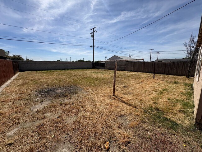 Building Photo - Cozy Hanford Home Available Now!