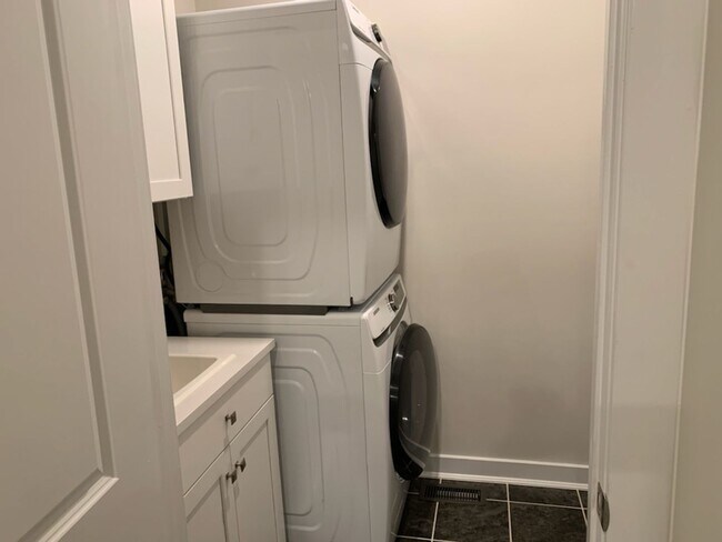 Building Photo - HERNDON - *3262 Woodland Park Rd Unit #3E *