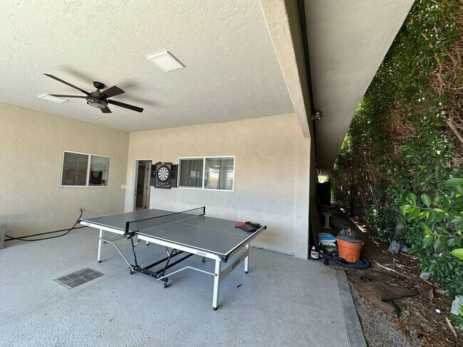 Building Photo - 725 S Mountain View Dr