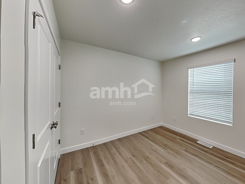 Building Photo - 1272 W Mahogany St