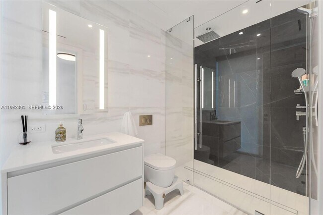 Building Photo - 300 Biscayne Blvd Way