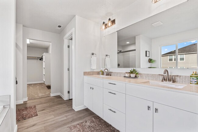 Building Photo - 1424 W Bass River Dr