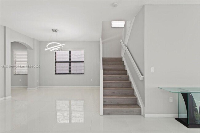 Building Photo - 635 NE 191st Terrace