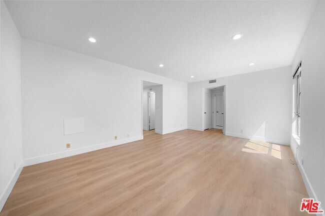 Building Photo - 4444 Wilshire Blvd