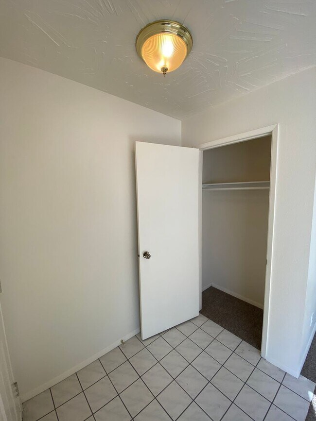 Building Photo - SINGLE FAMILY HOME ON HILLCREST (APP#72)