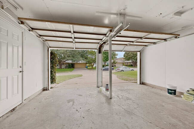 Building Photo - 802 Wisteria Way