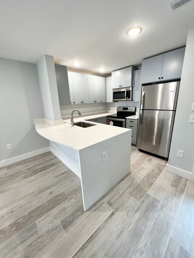 Building Photo - MOVE IN READY - FOUR Bedrooms! Master suite on both levels! Great Conway Location!