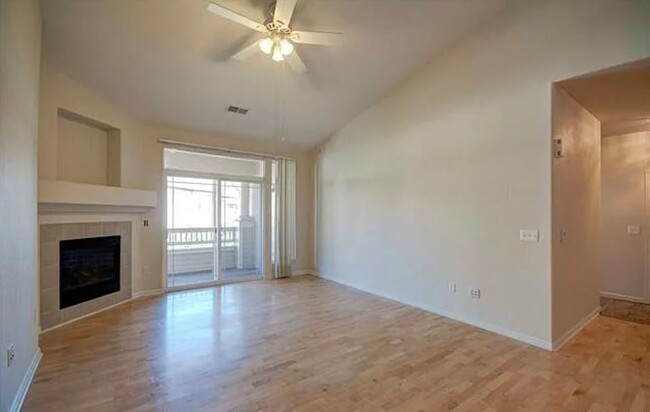 Building Photo - Bright Top Floor Condo with Vaulted Ceilin...