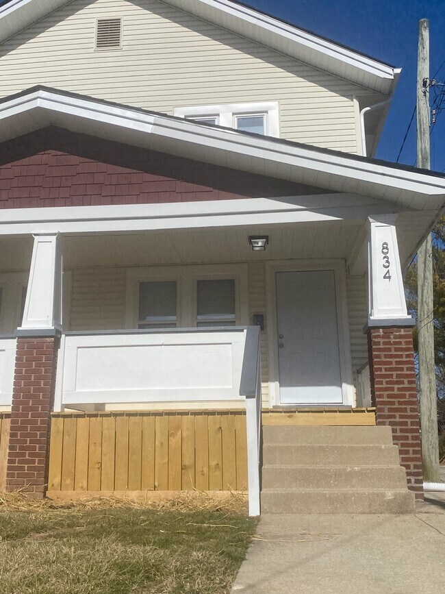 Primary Photo - 834 Siebert St