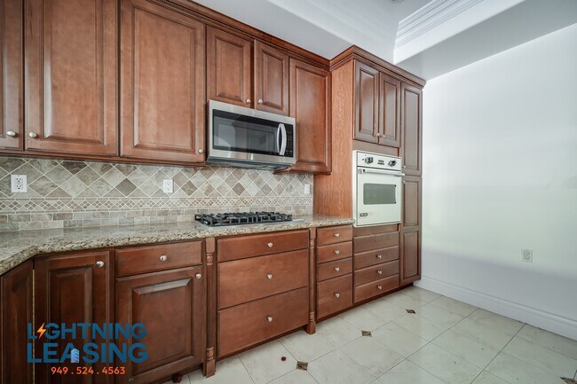Building Photo - 10641 Woodbridge St