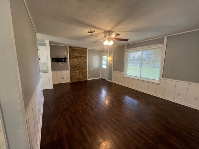 Building Photo - New Listing!