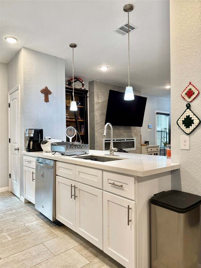 Building Photo - 17501 Deer Creek Dr