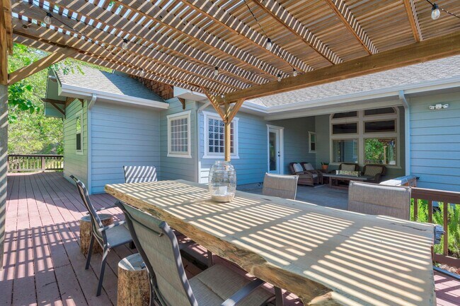 Building Photo - NW Grants Pass, Class, Style and Views!!!