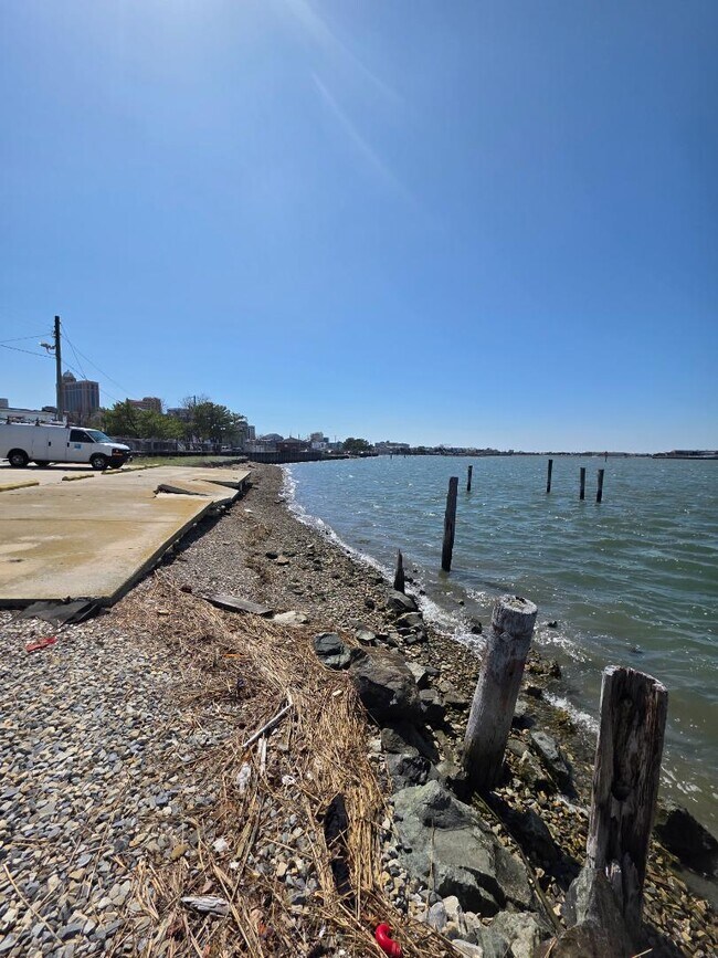 Building Photo - 2442 Sunset Ave