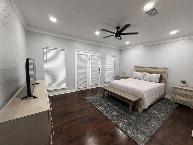 Building Photo - 2536 Crenshaw Dr