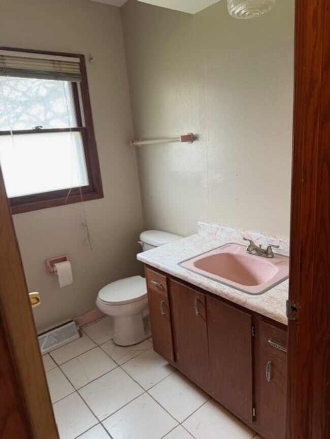 Building Photo - 7111-13 W Brentwood Ave