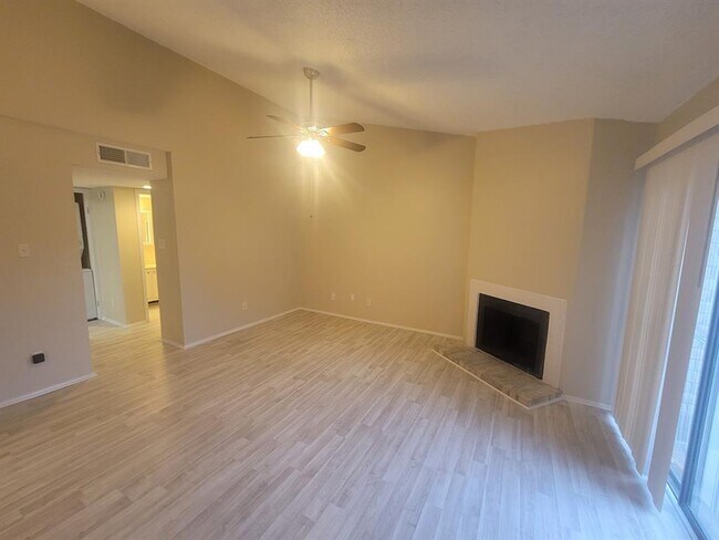 Building Photo - 7076 N Holiday Dr