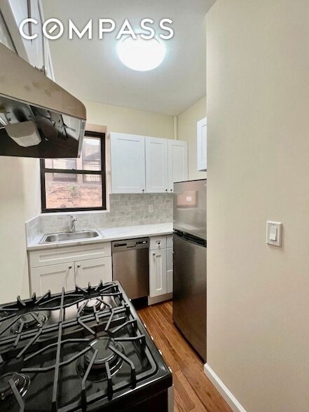 Building Photo - 270 E 78th St