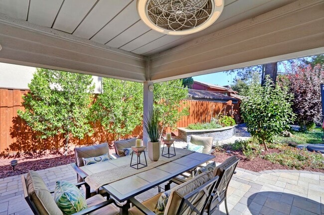 Building Photo - Stunning Central Davis Home