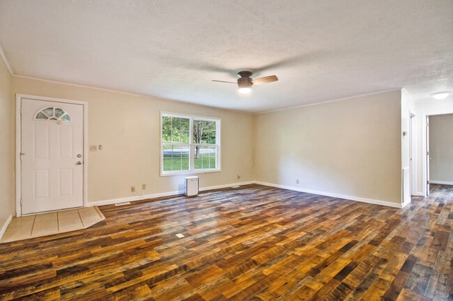 Building Photo - 169 Lakeshire Dr