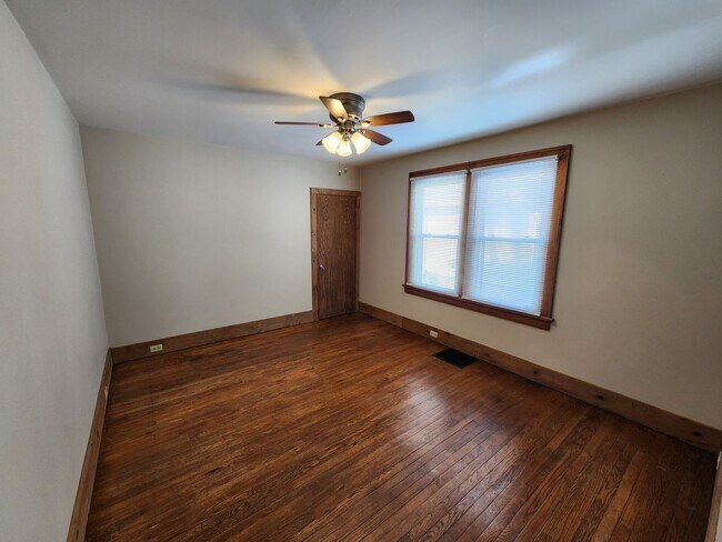 Building Photo - Great House in Rock Island  2 Bedroom