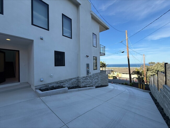 Building Photo - AVAILABLE NOW - Executive Luxury Ocean-View Home in Prime Morro Bay Location - 3 Bed / 3 Bath