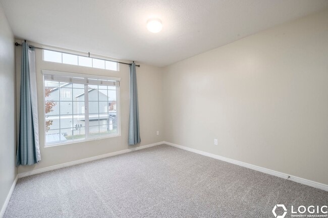 Building Photo - Spacious Row End Townhome in Amazing Locat...
