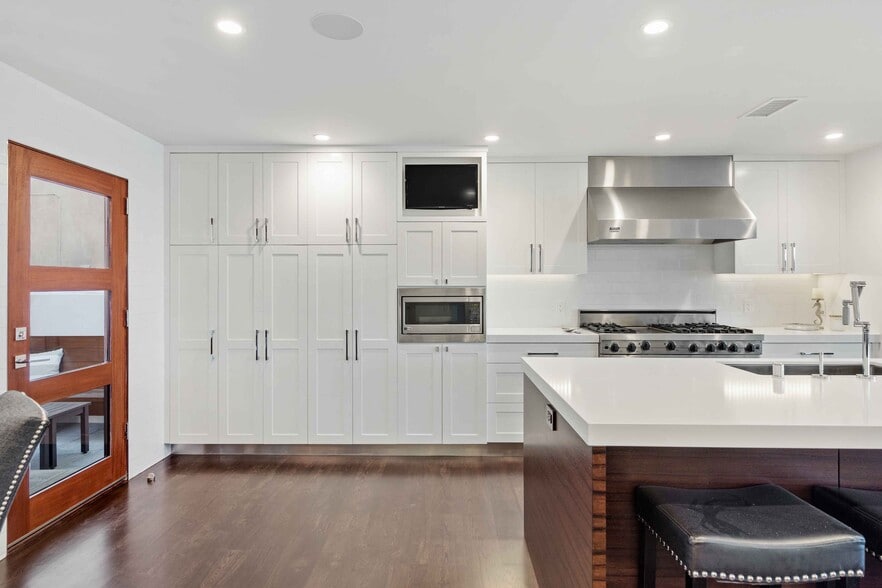 Building Photo - 716 Manhattan Ave