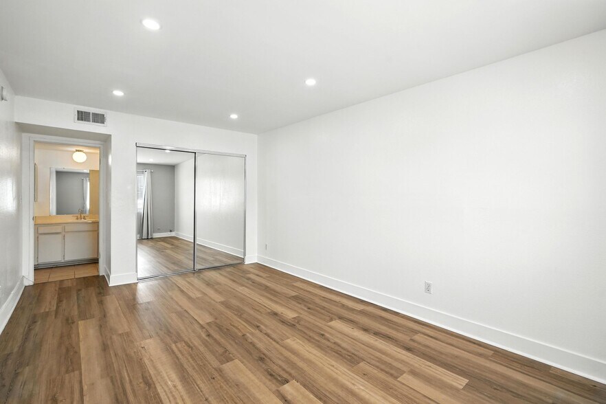 Building Photo - 18530 Hatteras St