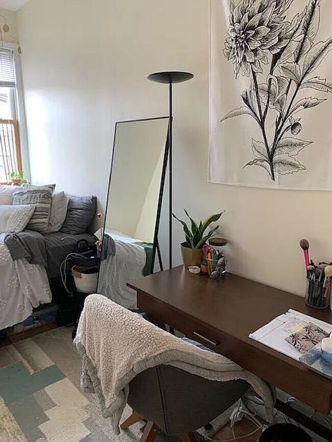 Building Photo - South End 3bed / 1bath available September 2026