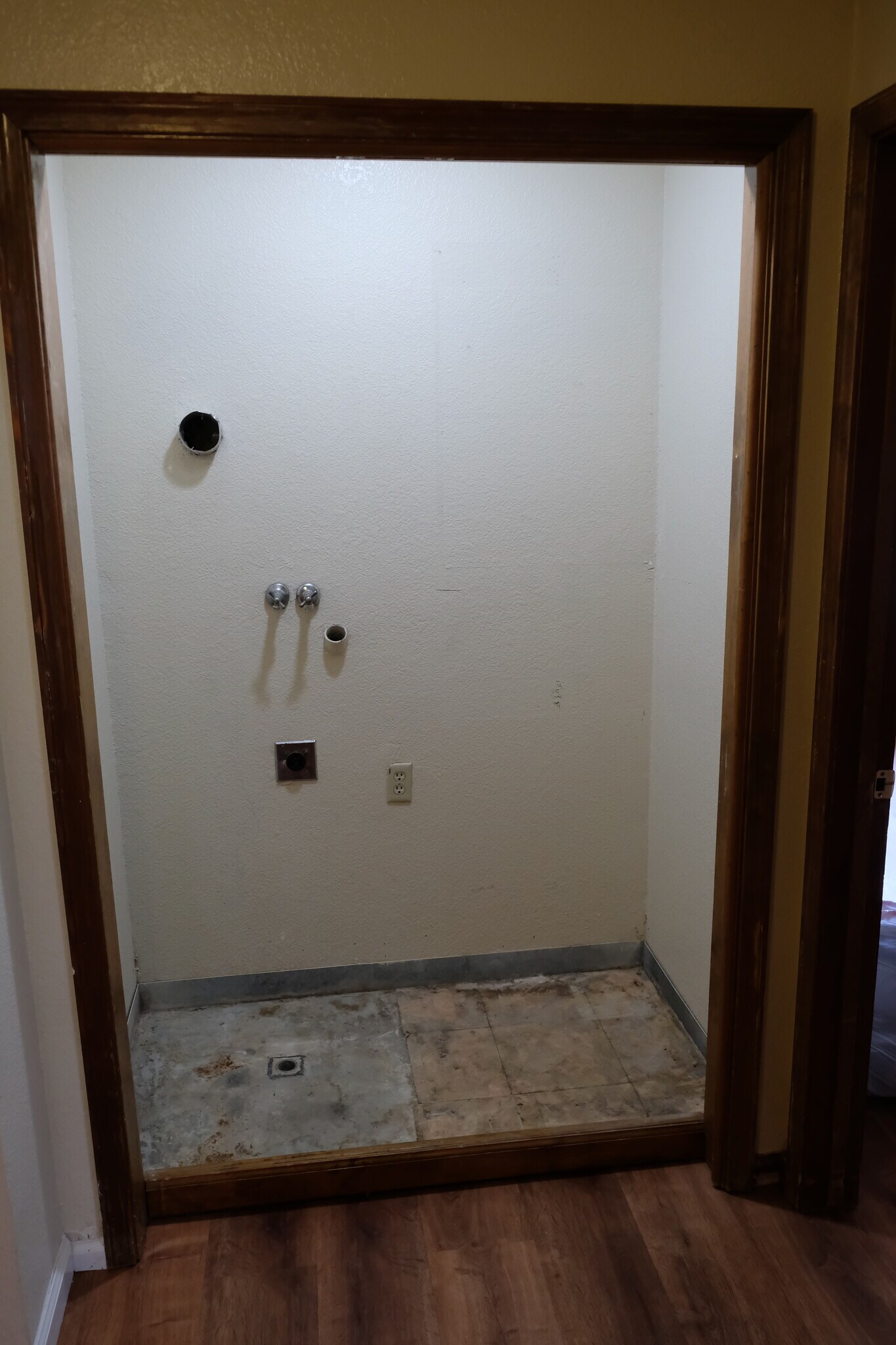 Washer & Dryer Hookups - 118 W Beverly Pl