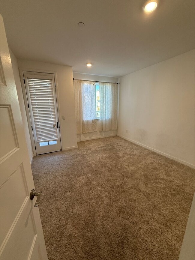 Building Photo - MODERN SMART CONDO IN DESIREABLE COMMUNITY