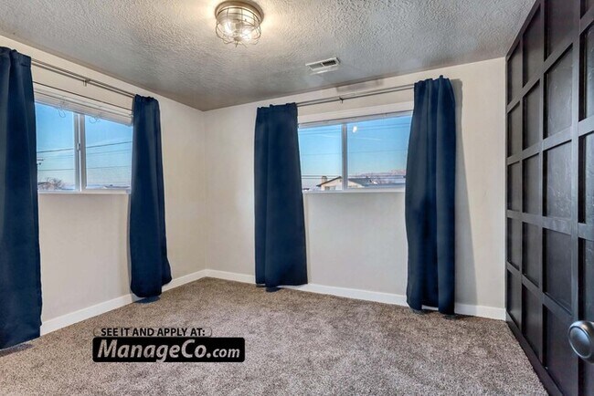Building Photo - Remodeled 3-Bed Upstairs Residence with Ga...