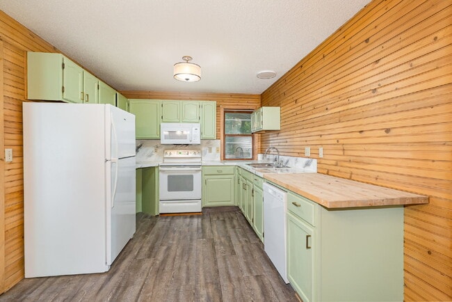 Building Photo - 3-Bedroom updated home on Salem Street $18...