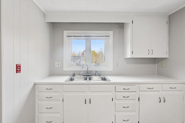 Building Photo - 1087 Littlefield Rd