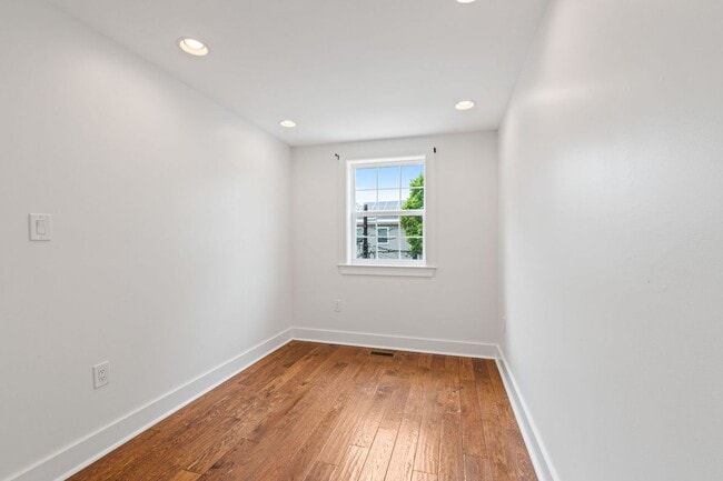 Building Photo - 1110 Orren St NE