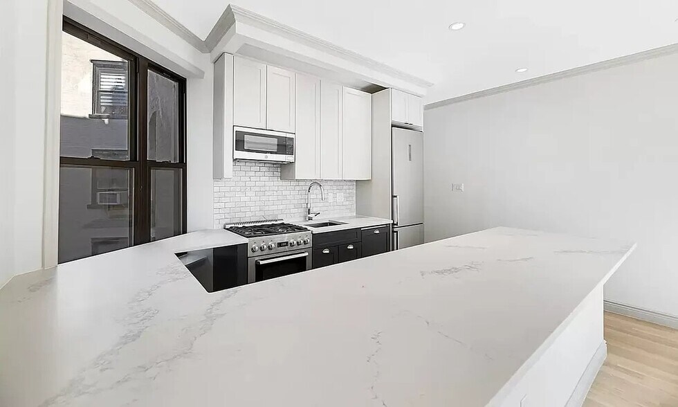 Building Photo - 199 W 10th St