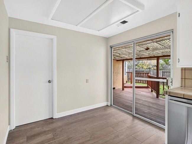 Building Photo - Single level home, convenient, charming neighborhood