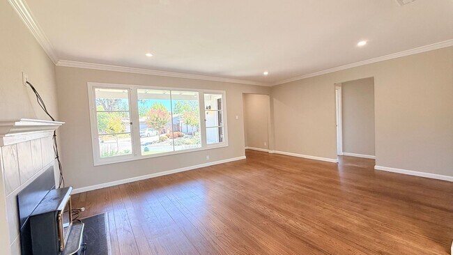 Building Photo - POETS CORNER GEM! Charming and One Of A Kind, 3BD/1BA on a Cul-de-sac Available NOW!