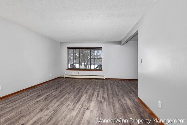 Building Photo - 6556 Bella Vista Dr NE