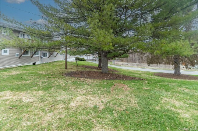 Building Photo - 11 Fishkill Glen Dr