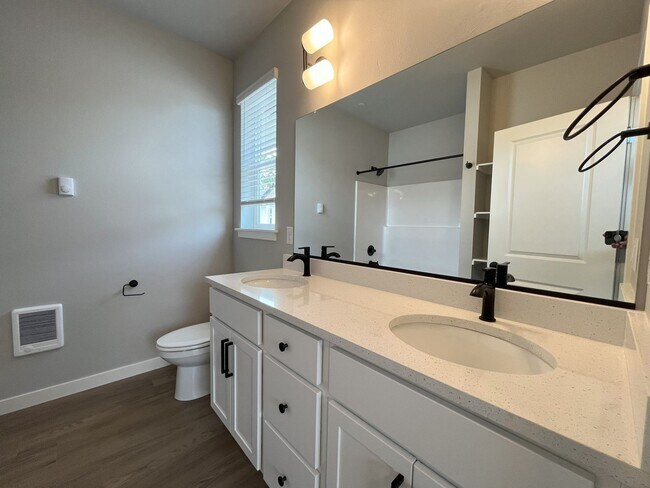 Building Photo - Luxury Living with Granite Counters & Stai...