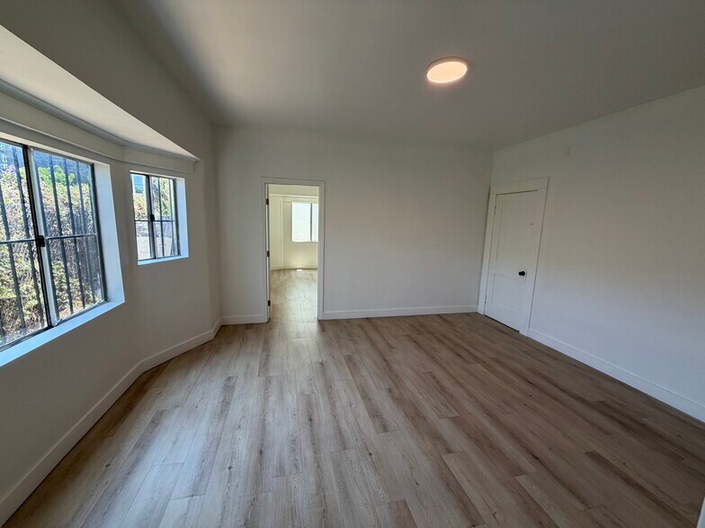 Building Photo - 2139 Venice Blvd