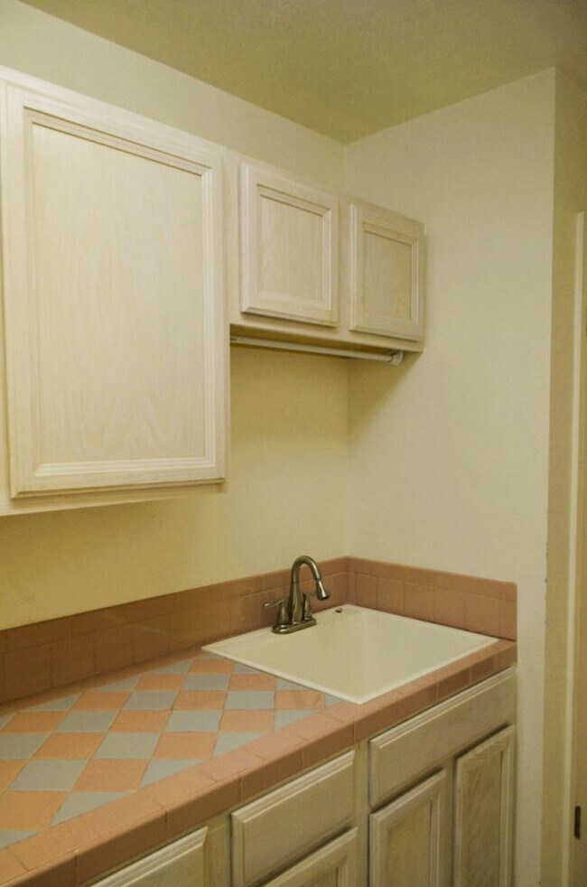 Building Photo - Country setting... on 2.69 acres!