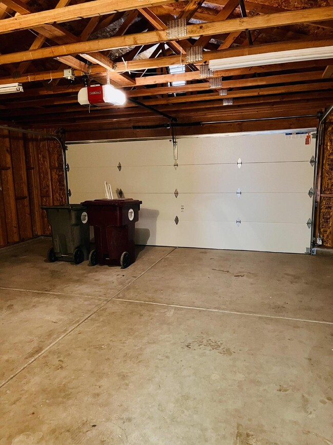 Building Photo - 4 Bedroom, 2 Bath Home with Attached Garag...