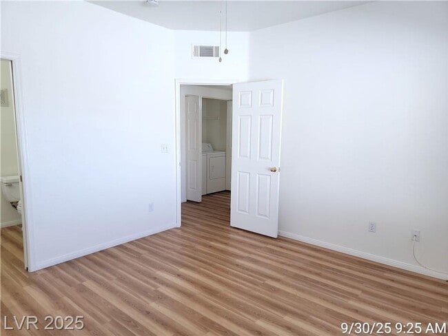 Building Photo - Cozy First-Floor End Unit with Fireplace &...
