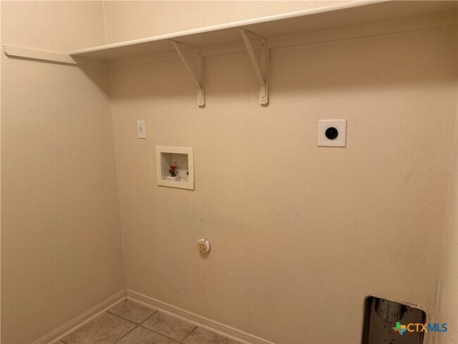 Building Photo - 2300 Maedell Dr